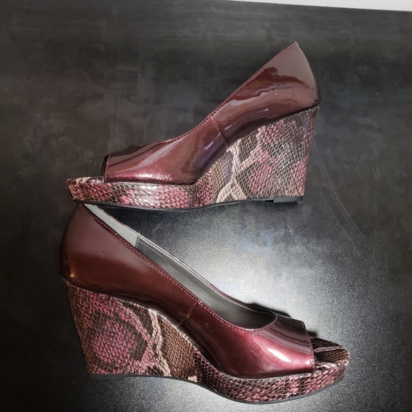 Bandolino Snakeskin Wedge - Picture 4 of 5